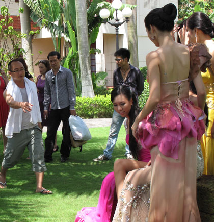 Đằng sau mối quan hệ ông bầu - người đẹp: Nỗi khổ của ông bầu