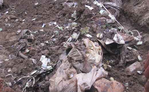 Vụ khai quật hố chôn thuốc trừ sâu: Phó phòng CSMT lại ngăn cản phóng viên