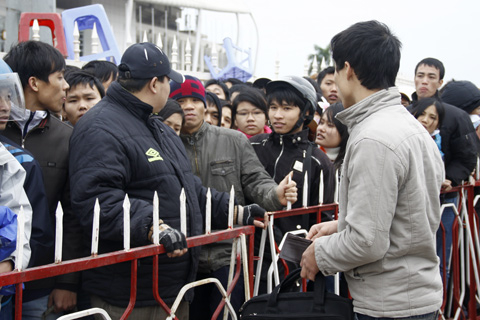 Dân công sở trốn việc đi buôn vé AFF Cup