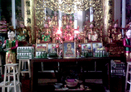 Thâm nhập biệt điện của “vua bói” pê-đê