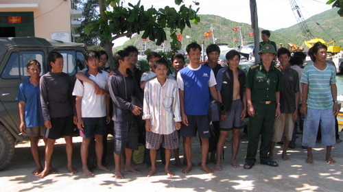 Cứu 18 ngư dân bị “tàu lạ” đâm chìm trên biển