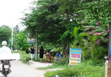 Nông dân sau bức màn phát triển: Tập tành ăn chơi