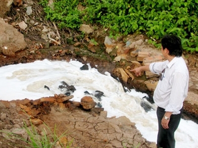 2.000m3 nước thải mỗi ngày đầu độc sông Hồng
