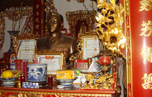 Choáng với ngôi nhà thờ dát vàng ở làng quê Chí Linh