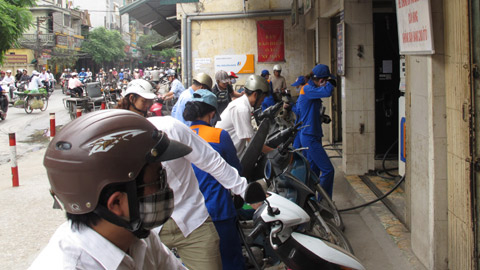 Xăng dầu lỗ 5.000 tỷ: Bộ Công thương kêu thay cho DN