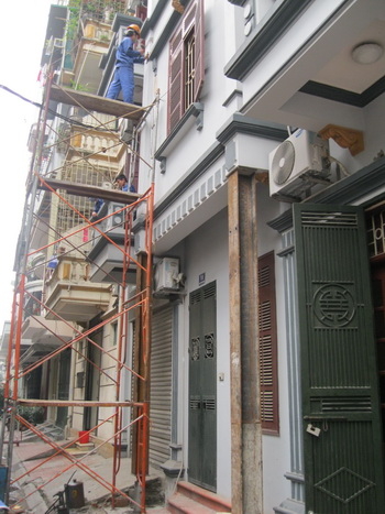 Bắt đầu "cứu" ngôi nhà nghiêng