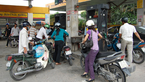 Xăng kém chất lượng: DN đầu mối không thể vô can