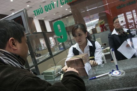 Lãi suất đồng loạt giảm 1%: Gửi tiền đồng vẫn lợi!