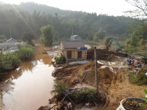 Xem TKV khắc phục lũ bùn