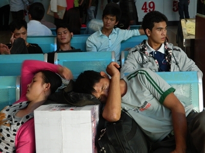 Không lương thưởng Tết chẳng dám về quê