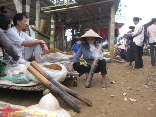 Ở nơi phụ nữ đua nhau "rít"… thuốc lào
