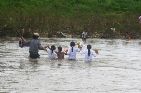 Lòng tin còn gì trước sự vô cảm?