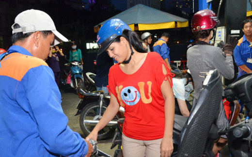 Giá xăng dầu: Tăng sốc, giảm nhỏ giọt